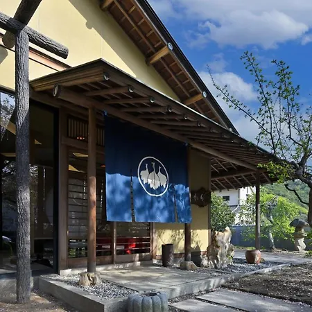 島の風景に溶け込む、日本の伝統旅館「かんなから」 Tonosho  Exterior photo