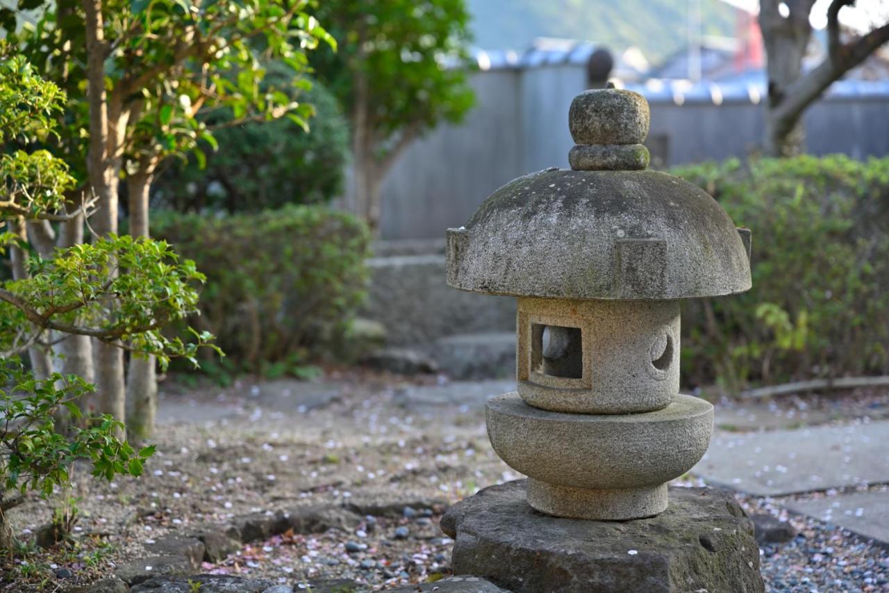Apartment 島の風景に溶け込む、日本の伝統旅館「かんなから」 Tonosho (Kagawa)